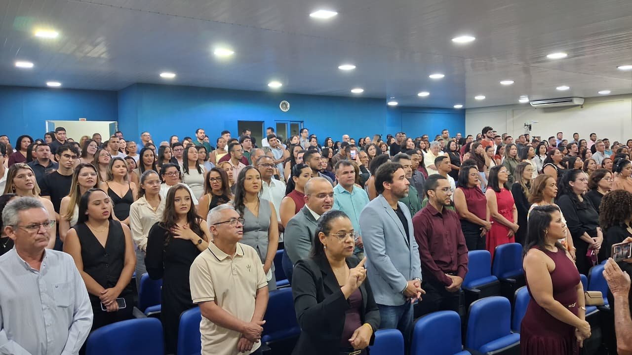 Prefeitura de Floriano empossa 251 novos servidores aprovados em concurso público nas áreas de Saúde e Educação